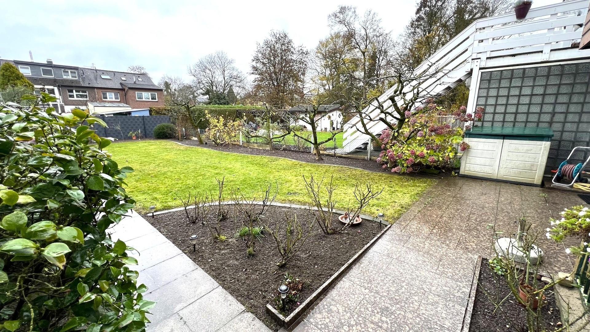 Blick vom Haus in den Garten