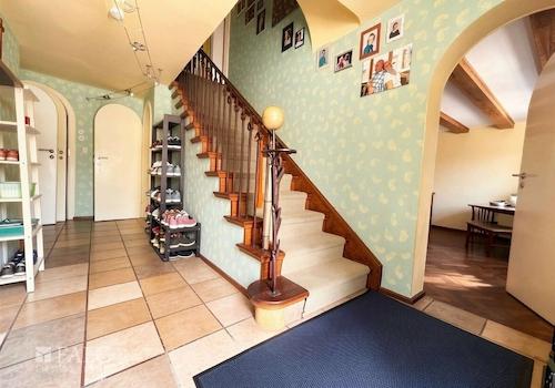 Flur mit Treppe 