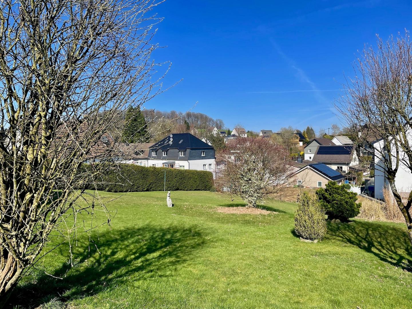 weitläufiger Garten