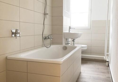 modernes Bad mit Wanne