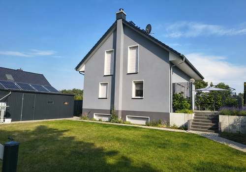 Haus hinten mit Schuppen