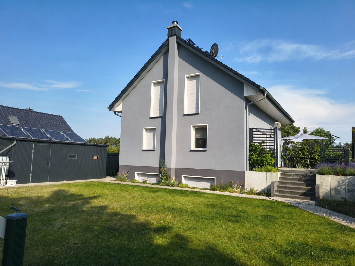 Haus hinten mit Schuppen