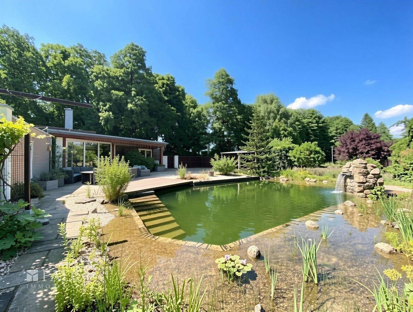 Garten mit Schwimmteich