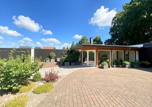 Terrasse und Poolhaus