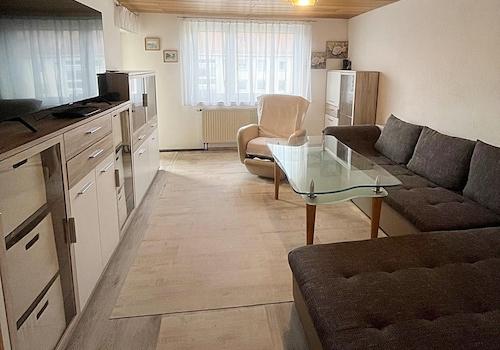 Wohnzimmer, links Balkon