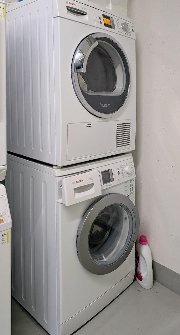 Waschmaschine und Trockner im Waschraum