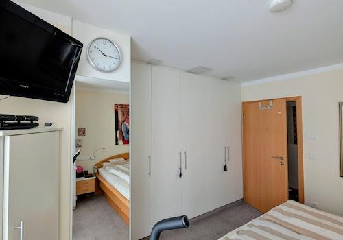 Schlafzimmer mit Flachbild TV