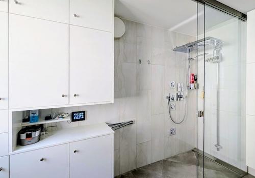 Badezimmer mit Dusche