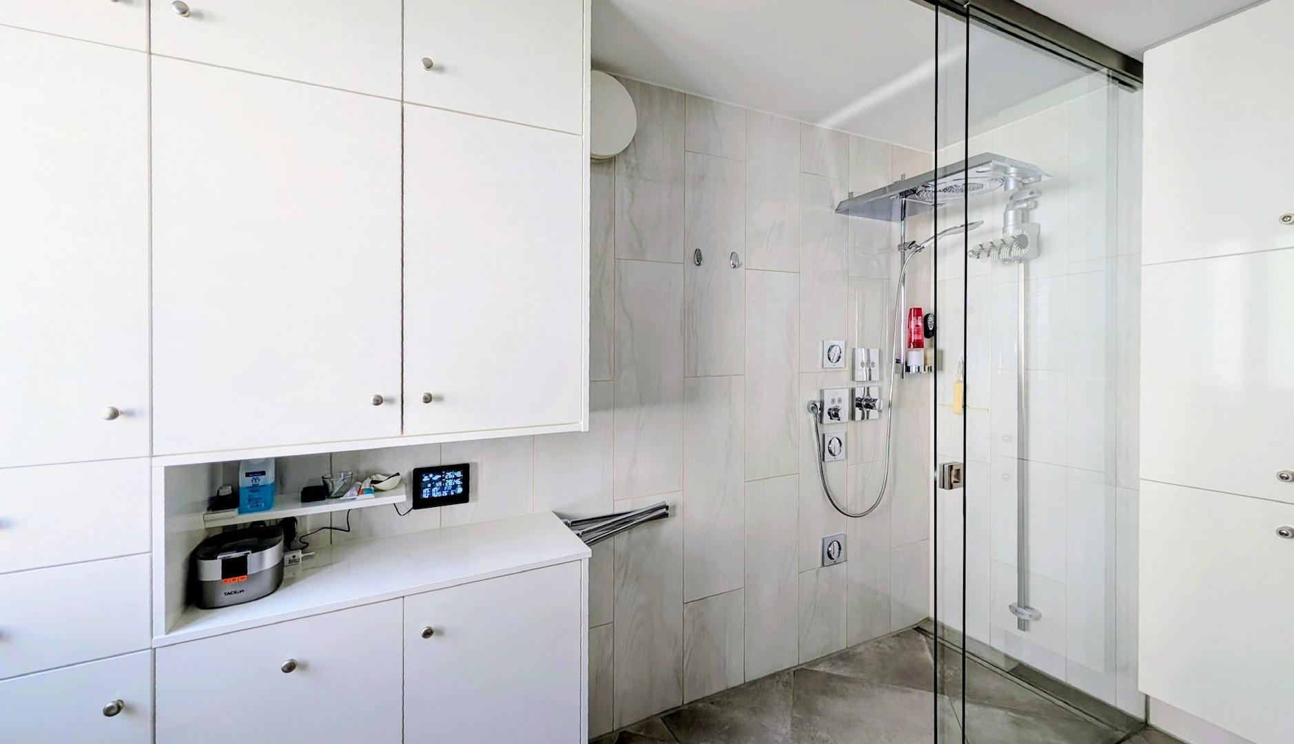 Badezimmer mit Dusche
