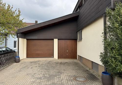 Garage und Tor zu Fahrrädern