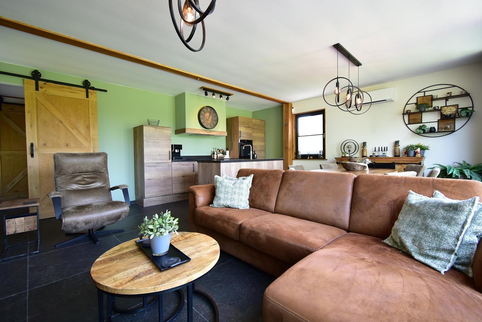 kaufen-freistehende-luxus-ferienvilla-baarle-nassau-wohnzimmer-kueche-luxe-recreatieadviseurs-vakantiehuistekoop-nl.jpg