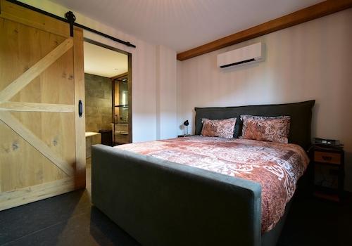 kaufen-freistehende-luxus-ferienvilla-baarle-nassau-schlafzimmer-badezimmer-en-suite-wellness-recreatieadviseurs-vakantiehuistekoop-nl.jpg