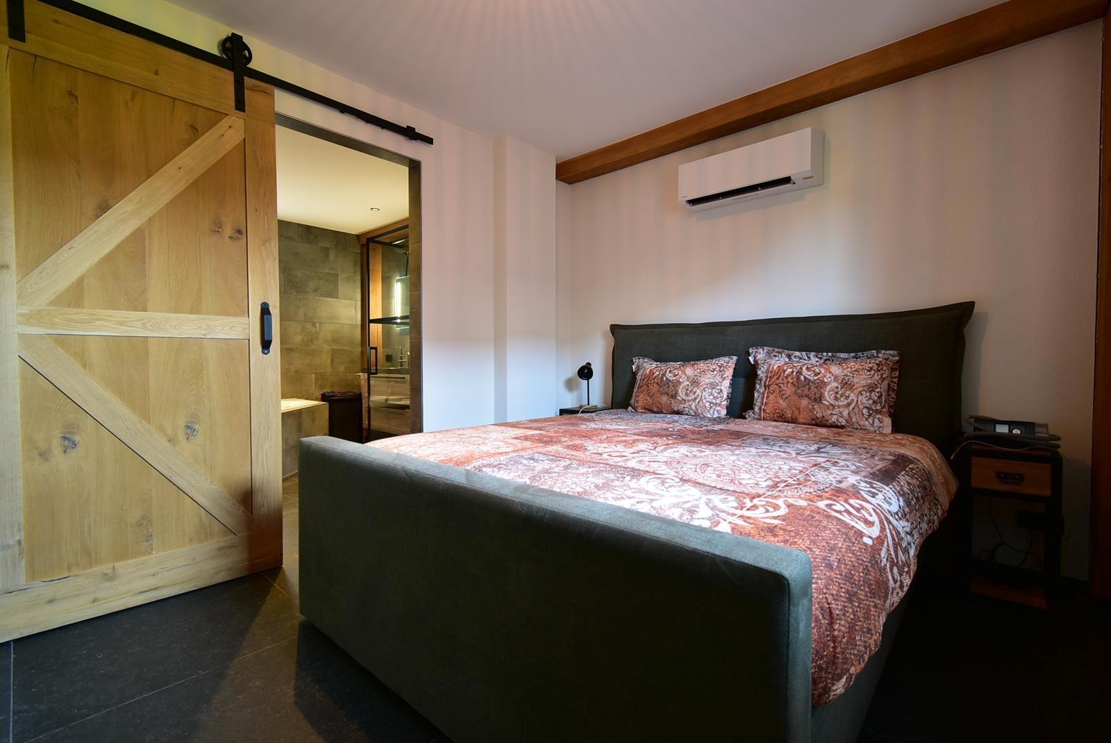 kaufen-freistehende-luxus-ferienvilla-baarle-nassau-schlafzimmer-badezimmer-en-suite-wellness-recreatieadviseurs-vakantiehuistekoop-nl.jpg
