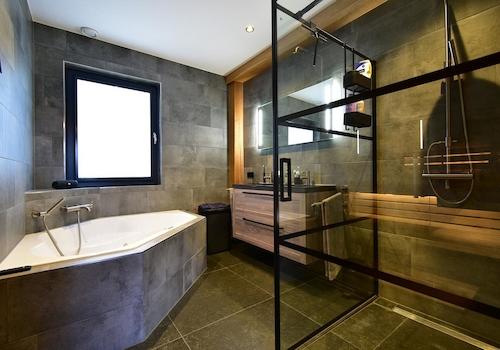 kaufen-freistehende-luxus-ferienvilla-baarle-nassau-badezimmer-sunshower-whirlpool-recreatieadviseurs-vakantiehuistekoop-nl.jpg