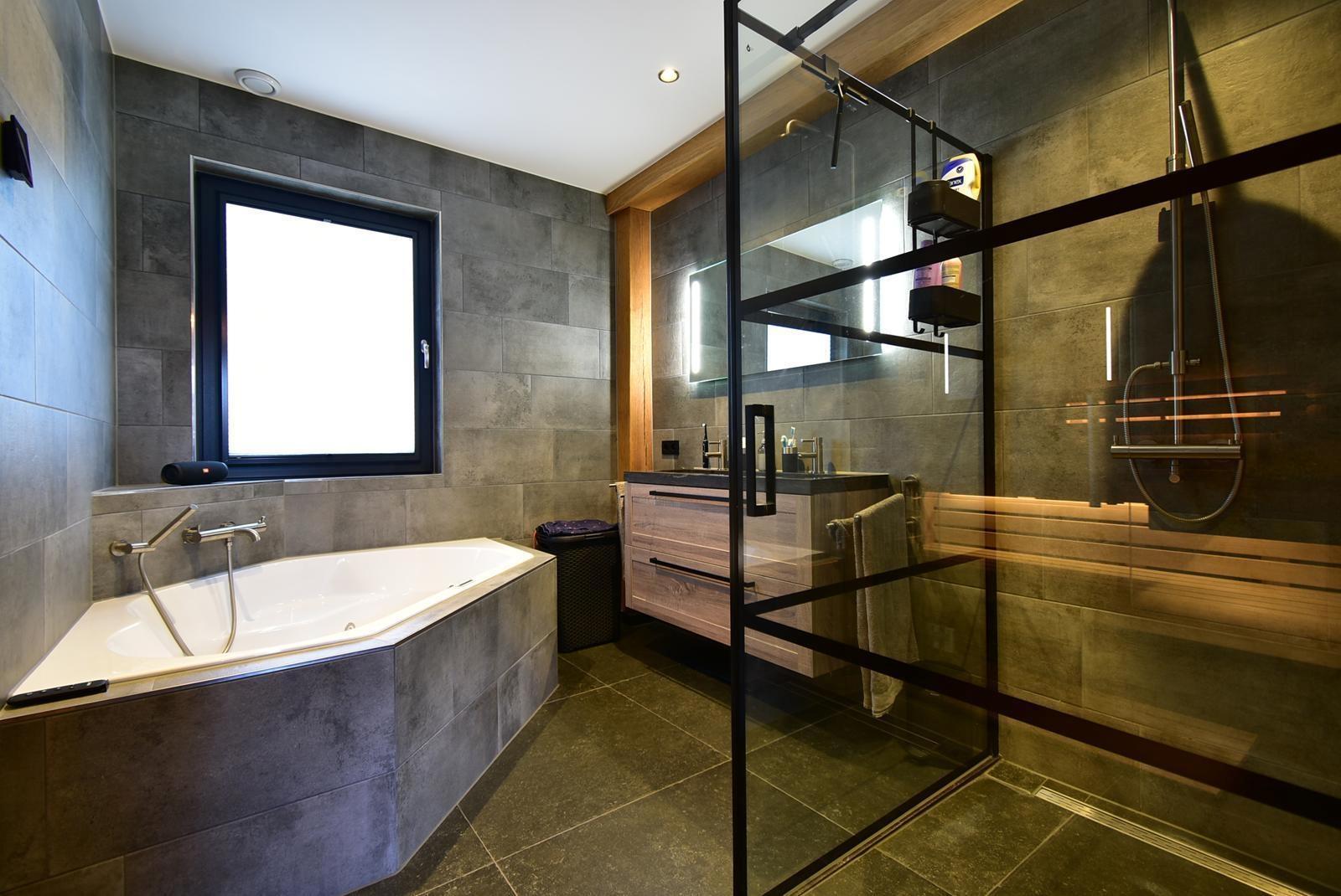 kaufen-freistehende-luxus-ferienvilla-baarle-nassau-badezimmer-sunshower-whirlpool-recreatieadviseurs-vakantiehuistekoop-nl.jpg