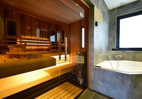 kaufen-freistehende-luxus-ferienvilla-baarle-nassau-badezimmer-wellness-sauna-whirlpool-recreatieadviseurs-vakantiehuistekoop-nl.jp