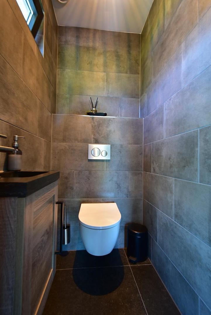 kaufen-freistehende-luxus-ferienvilla-baarle-nassau-toilette-erdgeschoss-wand-wc-recreatieadviseurs-vakantiehuistekoop-nl.jpg