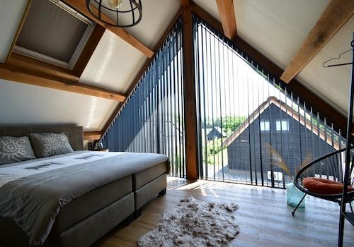 kaufen-freistehende-luxus-ferienvilla-baarle-nassau-schlafzimmer-oben-glasfront-recreatieadviseurs-vakantiehuistekoop-nl.jpg