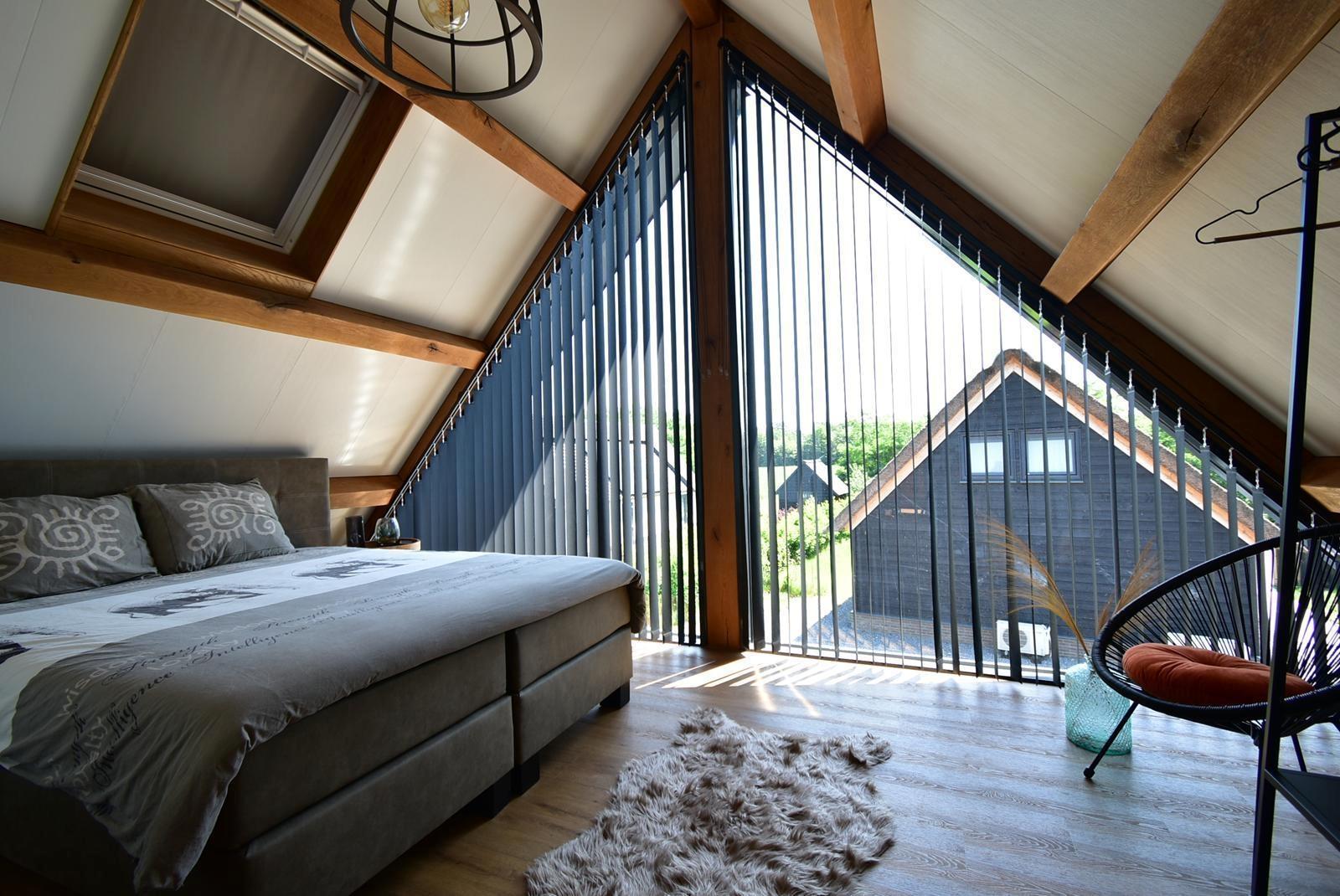 kaufen-freistehende-luxus-ferienvilla-baarle-nassau-schlafzimmer-oben-glasfront-recreatieadviseurs-vakantiehuistekoop-nl.jpg