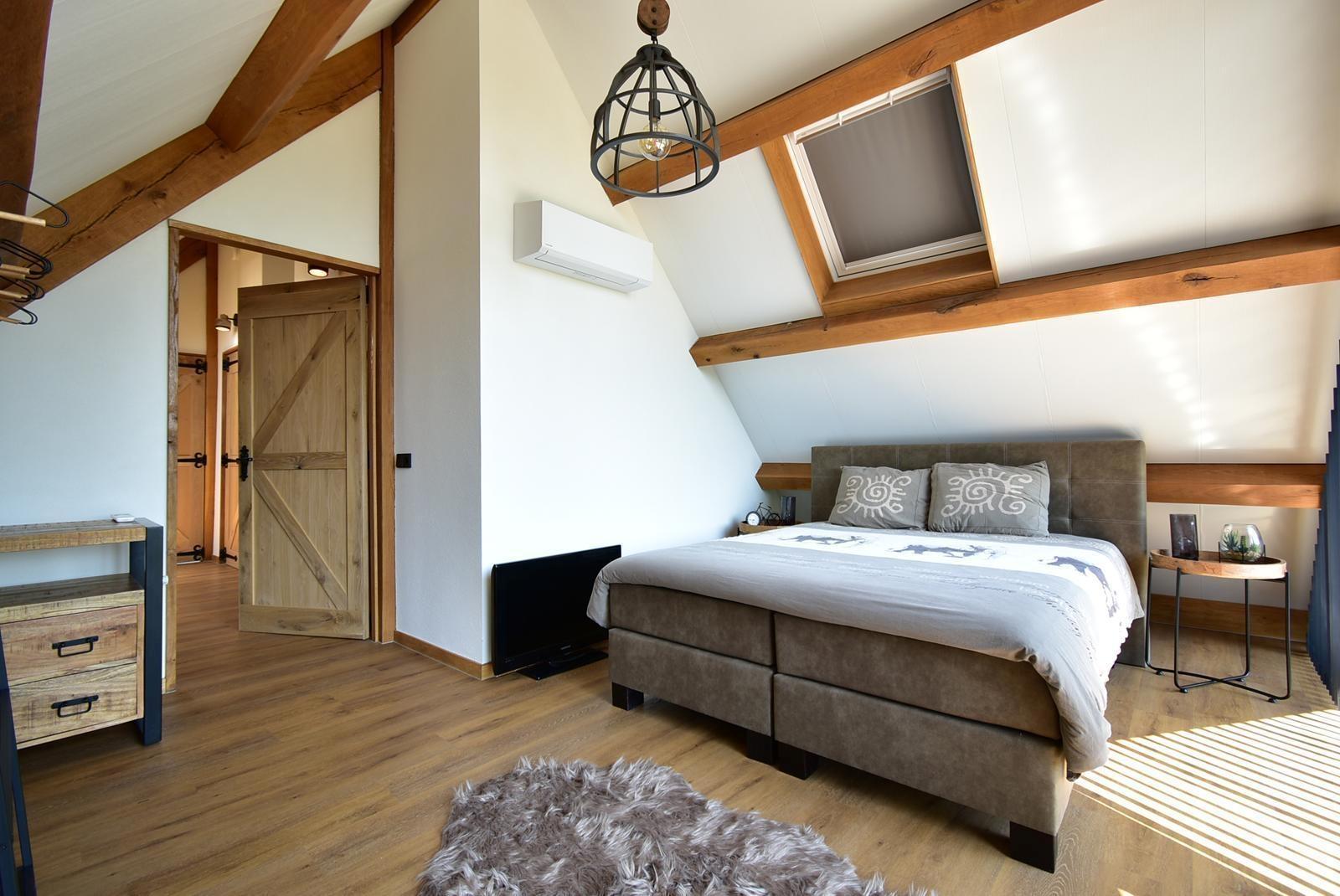 kaufen-freistehende-luxus-ferienvilla-baarle-nassau-schlafzimmer-3-klimaanlage-dachfenster-recreatieadviseurs-vakantiehuistekoop-nl.jpg