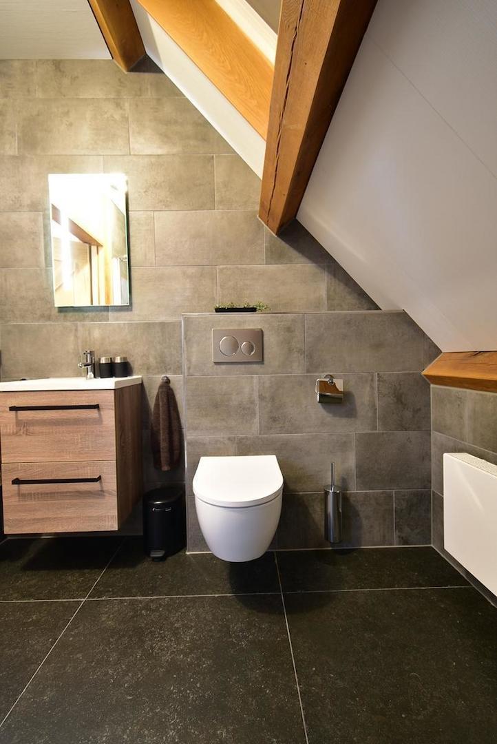 kaufen-freistehende-luxus-ferienvilla-baarle-nassau-toilette-badezimmer-oben-recreatieadviseurs-vakantiehuistekoop-nl.jpg