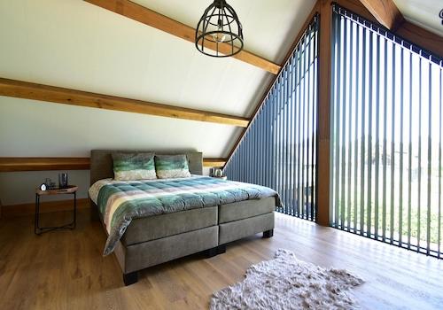 kaufen-freistehende-luxus-ferienvilla-baarle-nassau-schlafzimmer-3-glasfront-recreatieadviseurs-vakantiehuistekoop-nl.jpg