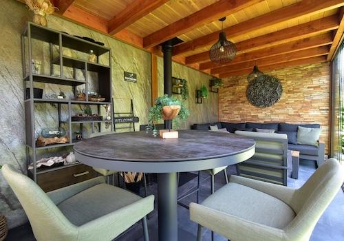 kaufen-freistehende-luxus-ferienvilla-baarle-nassau-ueberdachung-essbereich-designschrank-recreatieadviseurs-vakantiehuistekoop-nl.