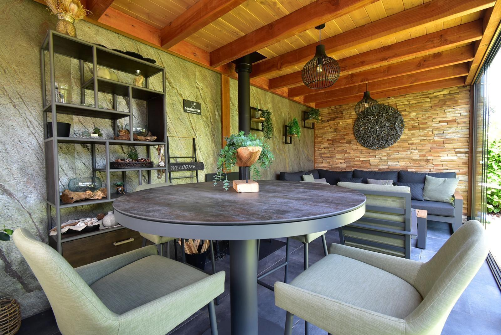 kaufen-freistehende-luxus-ferienvilla-baarle-nassau-ueberdachung-essbereich-designschrank-recreatieadviseurs-vakantiehuistekoop-nl.