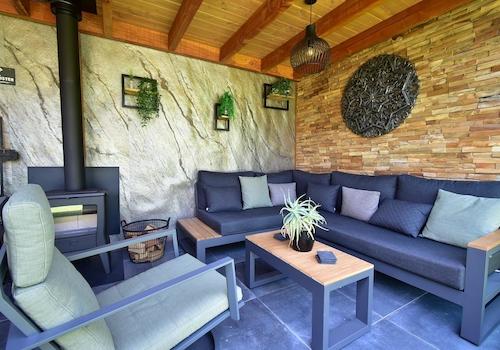 kaufen-freistehende-luxus-ferienvilla-baarle-nassau-ueberdachung-lounge-holzofen-recreatieadviseurs-vakantiehuistekoop-nl.jpg