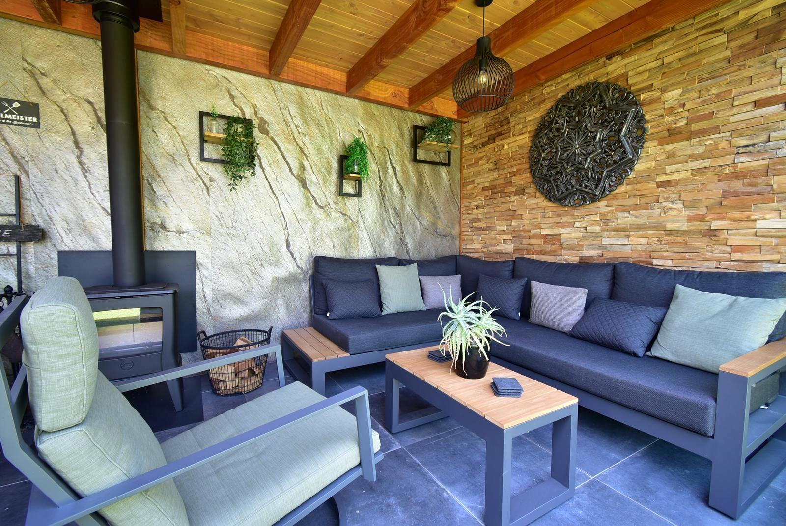 kaufen-freistehende-luxus-ferienvilla-baarle-nassau-ueberdachung-lounge-holzofen-recreatieadviseurs-vakantiehuistekoop-nl.jpg