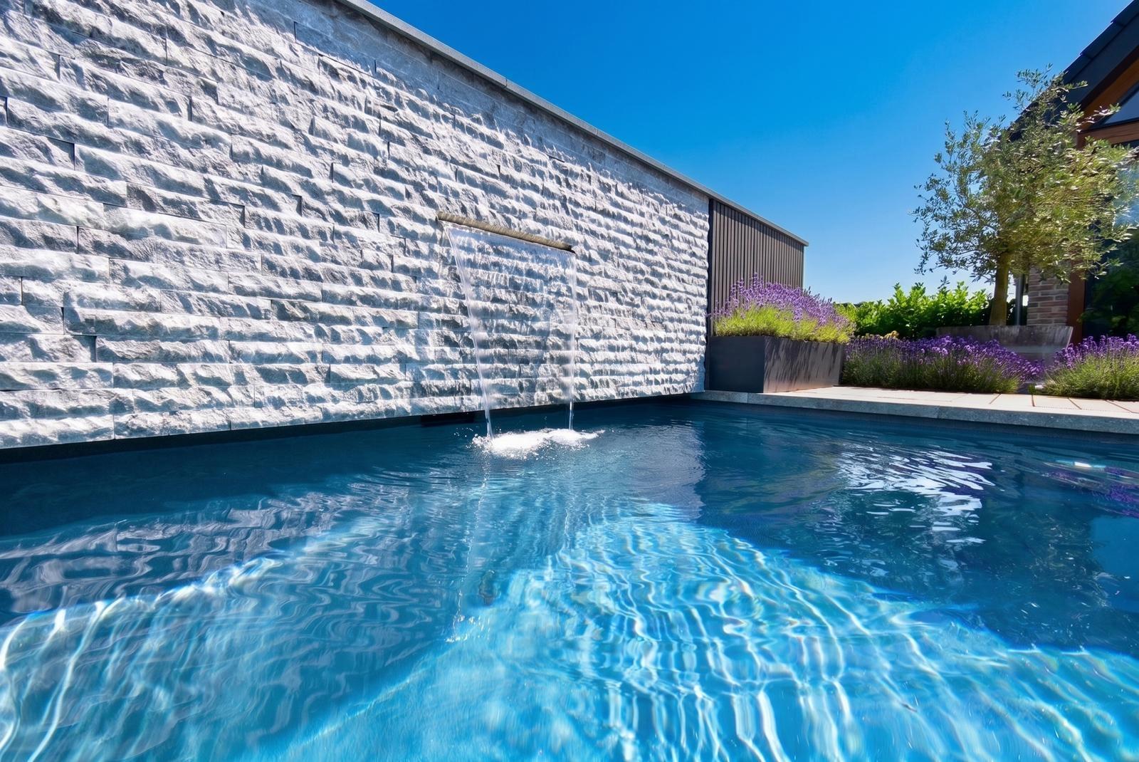 kaufen-freistehende-luxus-ferienvilla-baarle-nassau-swimmingpool-design-wasserfall-recreatieadviseurs-vakantiehuistekoop-nl.jpg