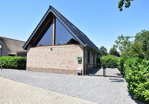 kaufen-freistehende-luxus-ferienvilla-baarle-nassau-vorderseite-parkplatz-eigenes-tor-recreatieadviseurs-vakantiehuistekoop-nl.jpg