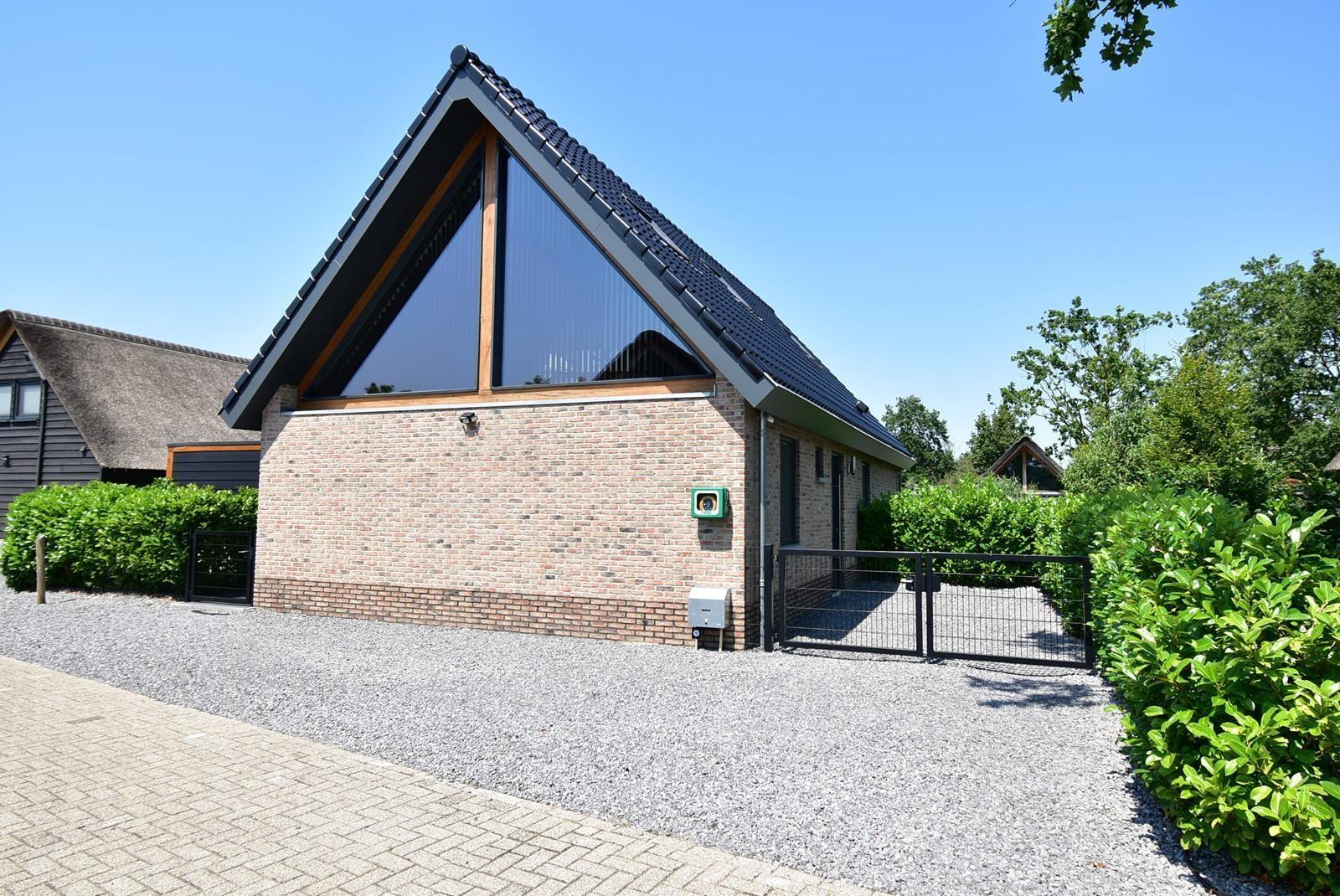 kaufen-freistehende-luxus-ferienvilla-baarle-nassau-vorderseite-parkplatz-eigenes-tor-recreatieadviseurs-vakantiehuistekoop-nl.jpg