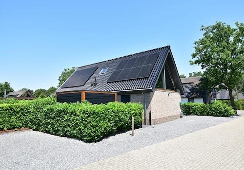 kaufen-freistehende-luxus-ferienvilla-baarle-nassau-vorderseite-solaranlage-recreatieadviseurs-vakantiehuistekoop-nl.jpg