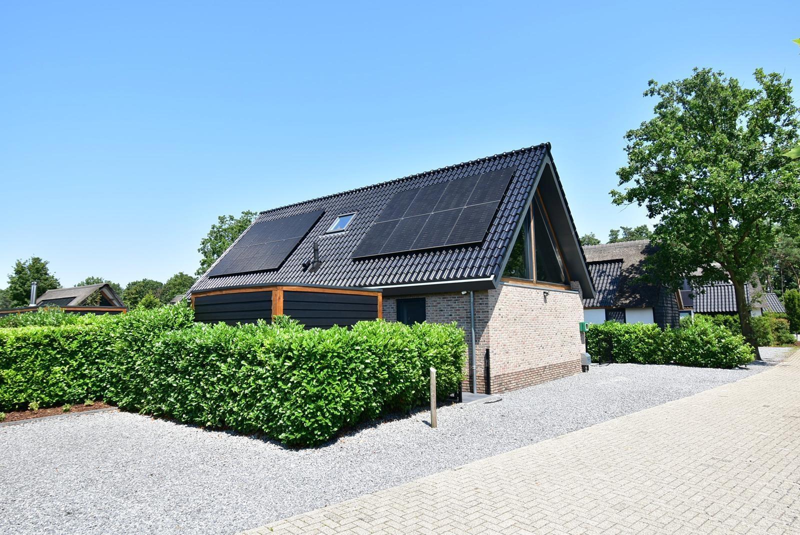 kaufen-freistehende-luxus-ferienvilla-baarle-nassau-vorderseite-solaranlage-recreatieadviseurs-vakantiehuistekoop-nl.jpg