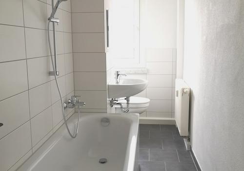 Bad mit Badewanne und Fenster