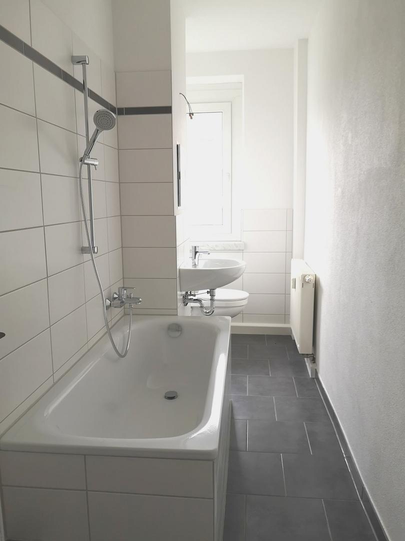Bad mit Badewanne und Fenster