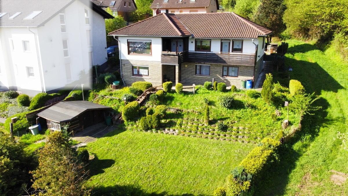 Grundstück-Haus-Garten