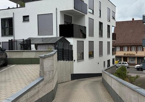 Auffahrt und Parkplatz
