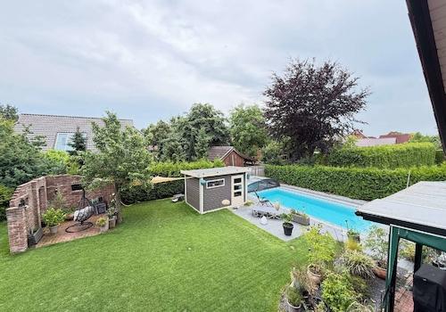 Pool und Saunahaus