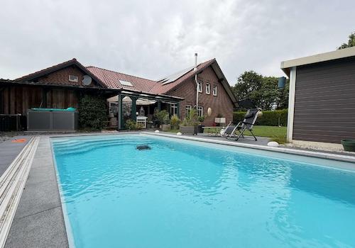 Pool und Wohnhaus