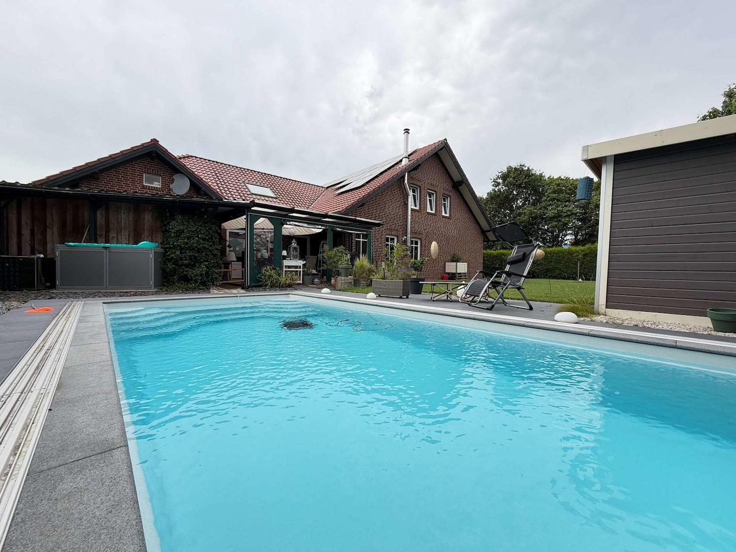 Pool und Wohnhaus
