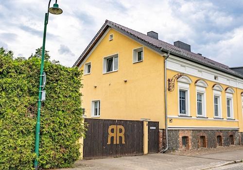 Straßenansicht mit Giebel