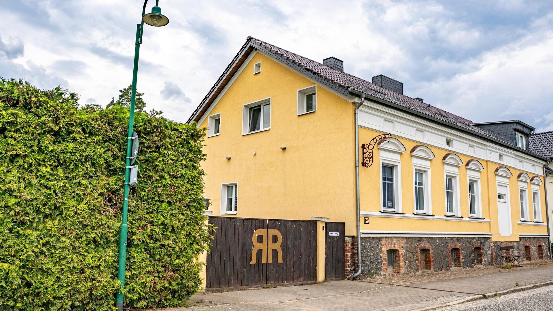 Straßenansicht mit Giebel