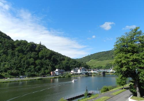 Mosel-Promenade und Blick auf den OT Trarbach