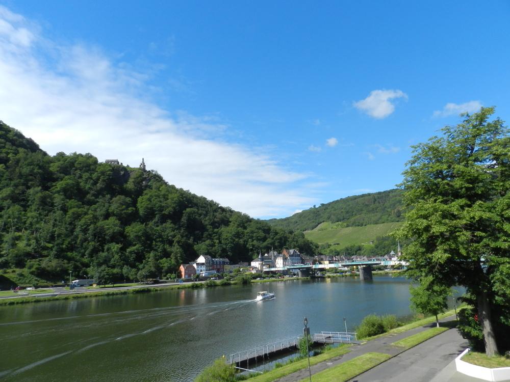 Mosel-Promenade und Blick auf den OT Trarbach