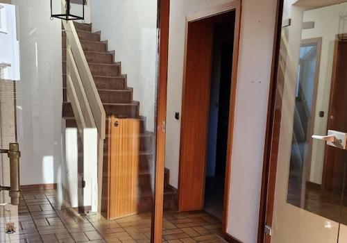 Eingang mit Treppe