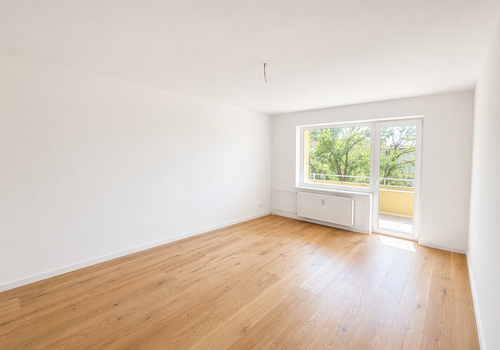 Wohnzimmer mit Balkon