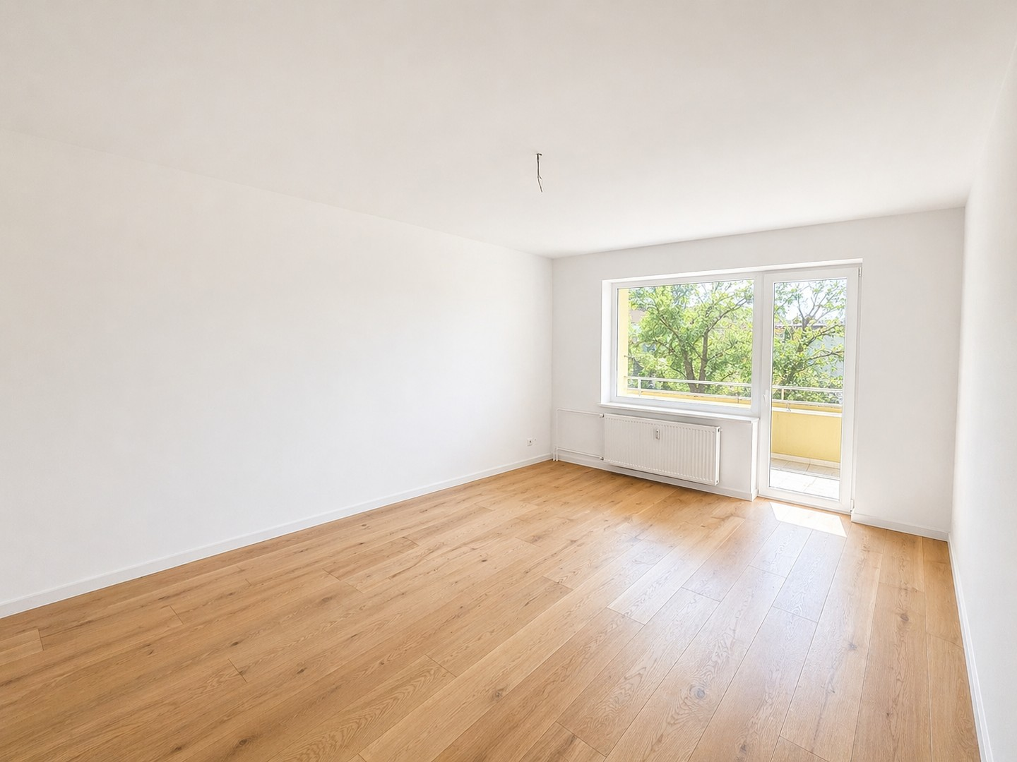 Wohnzimmer mit Balkon
