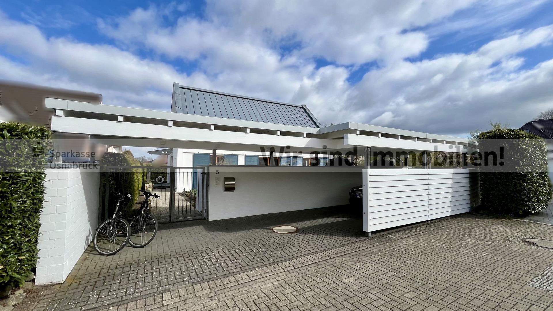 Carport und Zugang zum Haus